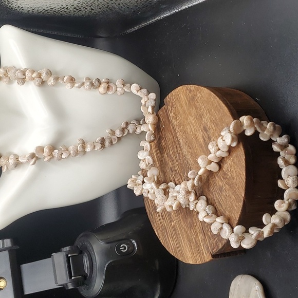 N3020 Peruvian seashell authentic dainty tropic necklace Hawaiian imported - Picture 1 of 4